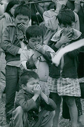 Burnunu kapatan, nefes almada sorun yaşayan çocukların vintage fotoğrafı. Vietnam'ın